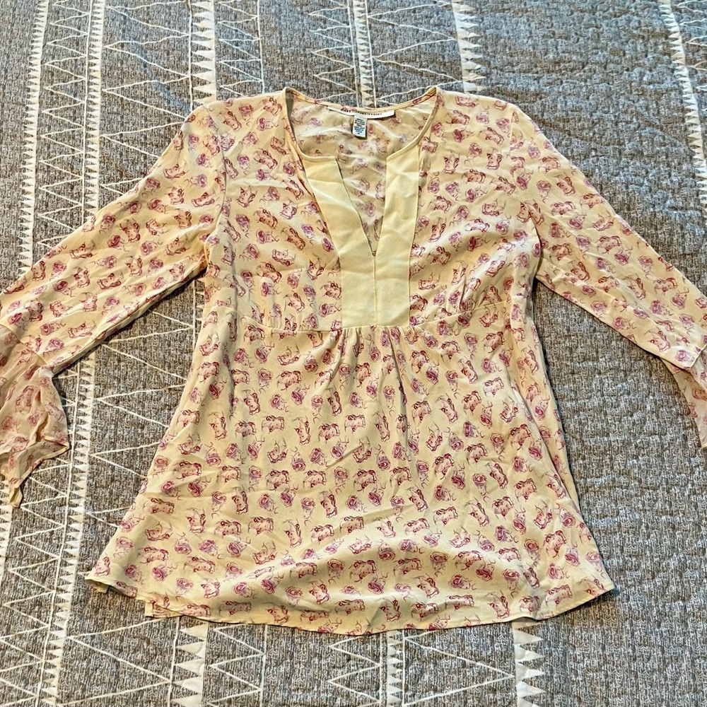 Diane von Furstenberg Silk Blouse M Pink Abstract Print Ruffle Sleeve V Neck Top